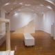 Julij Borštnik: Moderna projekcija in postmoderna realnost/ Modern Projection vs Postmodern Reality, 3D krivulja iz vezanih plošč in risba,/ 3D plywood curve and drawing, 2,64 m x 1, 65m, 2022, foto: Mitja Ilc, arhiv Galerije Miklova hiša (razstava Fazni prehod (1)/ exhibition Phase Transition (1), Galerija Miklova hiša (Rokodelski center Ribnica), 2022